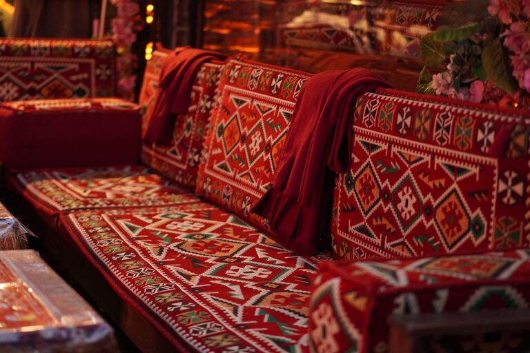 Cum alegi textilele potrivite pentru un living primitor